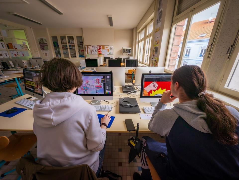 atelier graphisme et communication visuelle dans la salle de pao
