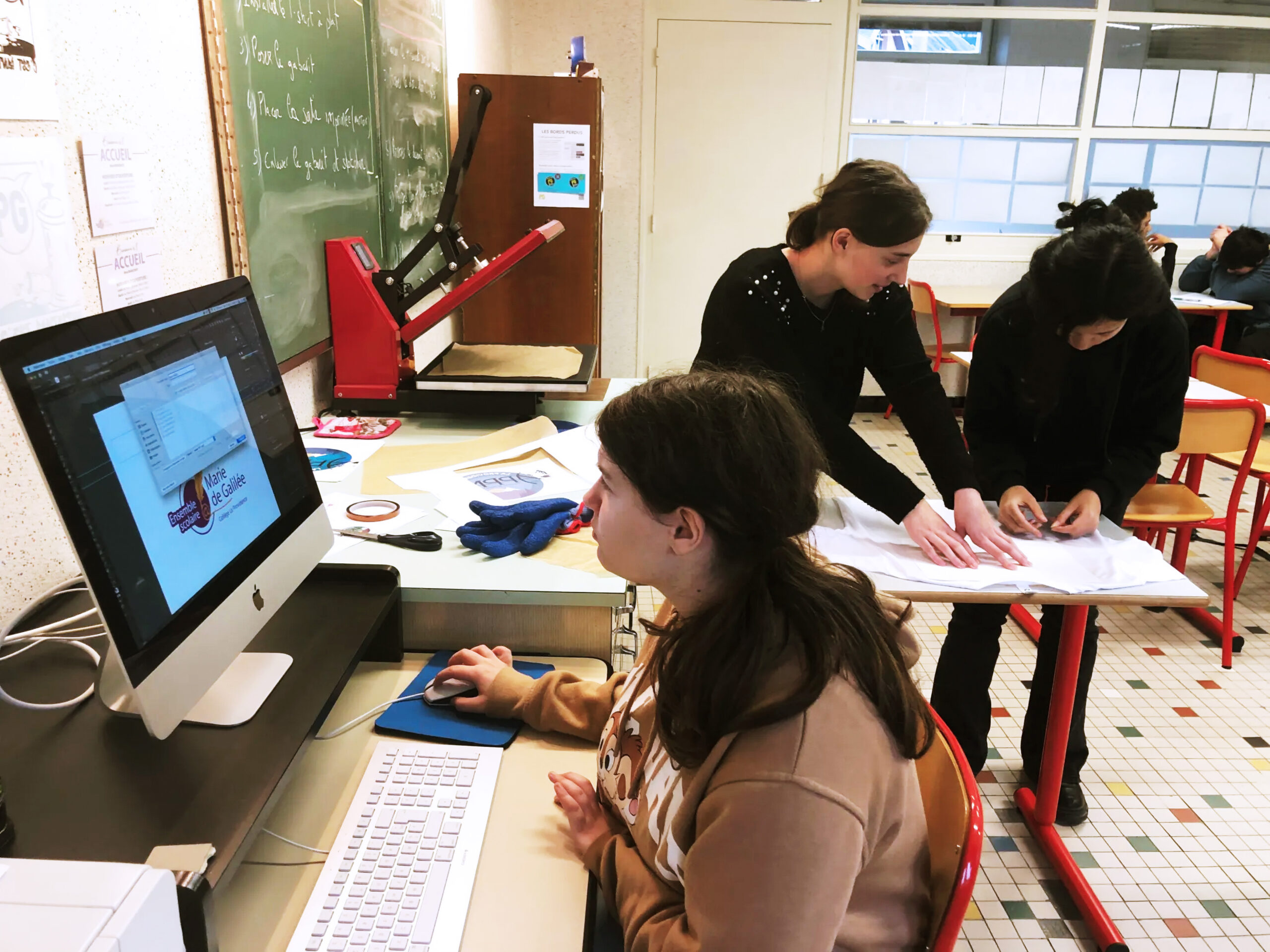 élèves au travail à l'atelier : impression, sublimation et pressage